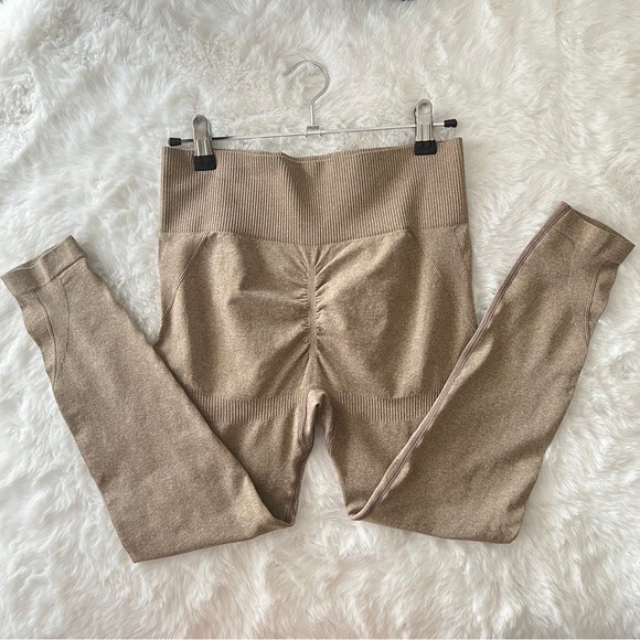 NWOT Scrunch Seamless Leggings in Tan - Picture 1 of 11
